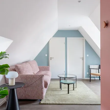 Travel Homes - Republic, Charm In The Heart Of