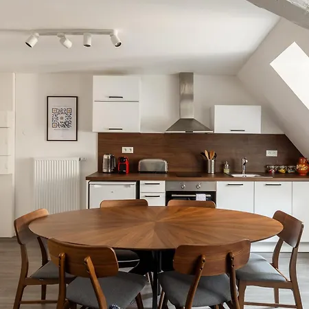 Travel Homes - Rapp, Charm In The Heart Of *