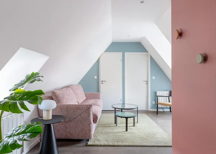 Travel Homes - Republic, Charm In The Heart Of